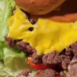 esqueca-o-mcdonalds-salada-de-hamburguer-com-queijo-que-sabe.webp.webp